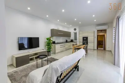 Image de A lovely 1br home with Balcony off the coast.