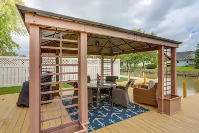 Image de Port Clinton Home w/ Private Dock + Gazebo!
