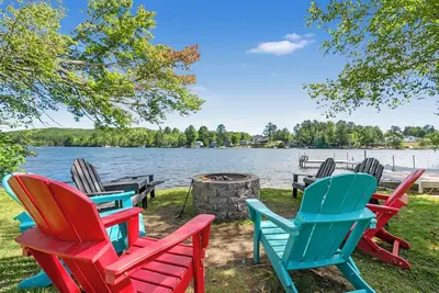 Image de Our charming cottage and bunkhouse invites you to experience a lakeside getaway!