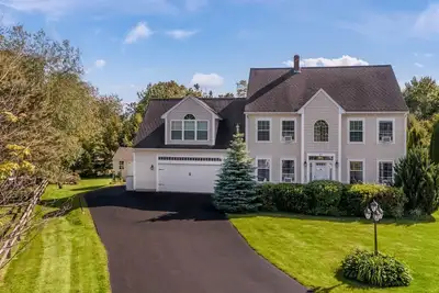 Image de Spacious Home with Private Basketball Court and Game Room!