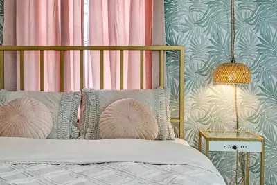 Image de Art Deco Den: Crib | Pet | Free Prkg | Fire Tv\n