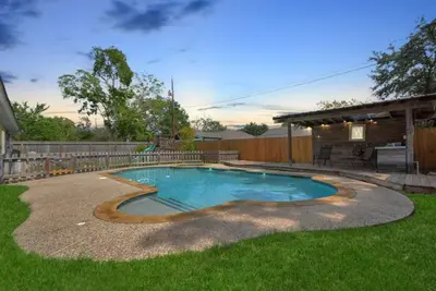Image de Backyard Oasis - Large Pool & Grill - in the Heart of Friendswood!
