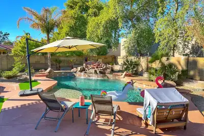 Image de Heated Pool + Fun Outdoor Oasis! Cozy Family Friendly house in Gilbert nearMesa