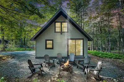 Image de Pocono Chalet with Ac, Heating, Fireplace, Firepit, Wi-Fi, Griddle grill, Deck