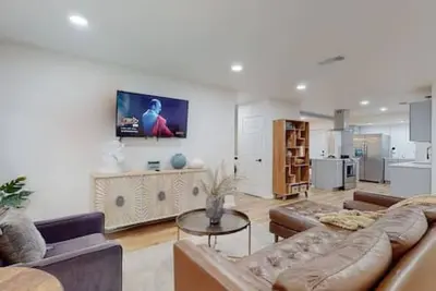 Hgtv Inspired | Modern |. 5mile To At&T 10min Walk