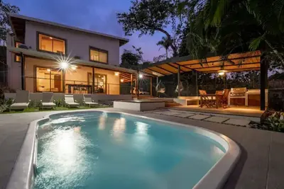 Image de \\Spacious 4-Bedroom with Private Pool and Bbq Patio