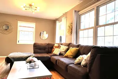Image de Adorable Comfy 4Bd3Ba Cottage walk to Purdue with Game Arcade + Ping Pong Table!