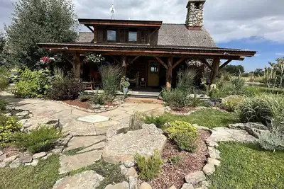 Image de Gorgeous Outback Cabin w\/ Beautiful Ponds, Mountain Views just 11 Mi to Bozeman