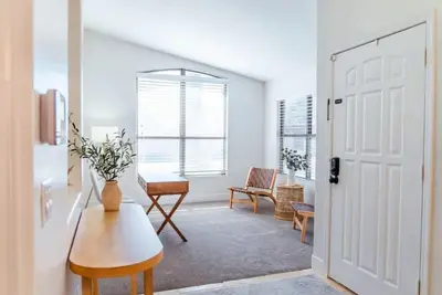 Image de Perfectly-Located, Charming Family Home w/ Pool