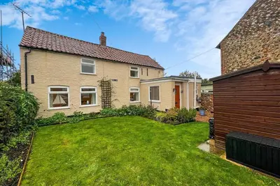 Well furnished holiday cottage in the heart of Docking, Norfolk ref 99009ht