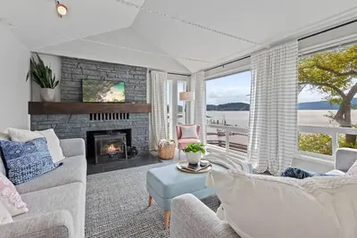 Image de Coeur d Alene Lake Waterfront Home