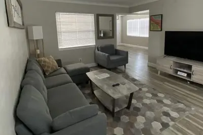 Image de Entire 2 br house in St Pete with attached garage and private backyard!