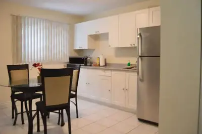 Image de One bdrm unit with backyard view\n