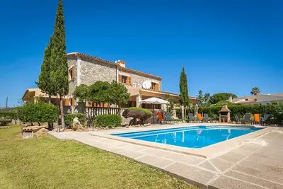 Image de Attractive Stone Villa, A/C, Private Pool - Located in Llenaire, 5mins from the Sea & Pine Walk!