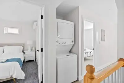 Image de Townhouse in Downtown Gloucester #1\n