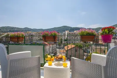 Image de City Home in Sorrento with Balcony and view