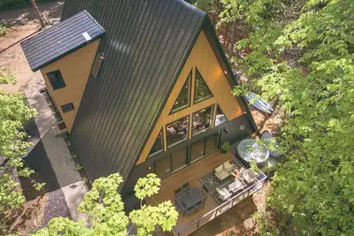 Image de Modern Aframe with River Views, Sauna, Hot Tub
