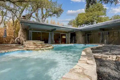 Image de Reclusive Hidden Gem with Pool & Lush Landscaping\n