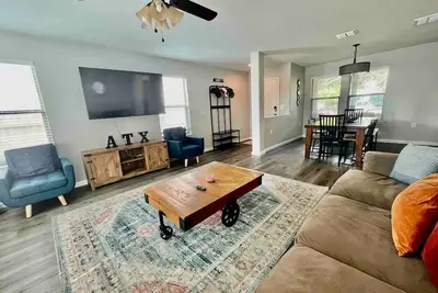 Image de Huge Renovated Home + Yard Close to Dt & Airport\n