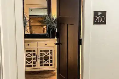 Image de Elegant two bedroom\/one bath loft, location on the second floor of Katy Depot.
