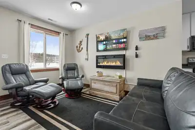 Image de Trailside Cabin #4, across the Lake from Mtu, next to boat & snowmobile rentals