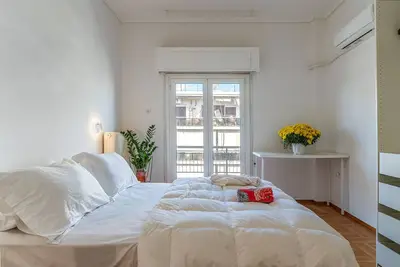 Image de Appartement 'Charming Central Apt with Parking' avec balcon, Wi-Fi et climatisation