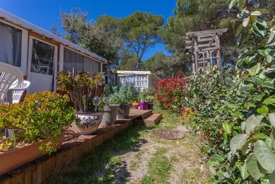 Image de Logement Oasis avec piscine partagée, terrasse partagée et jardin privé