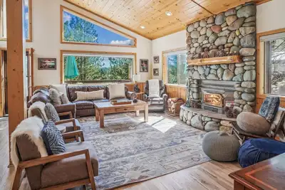 Image de Bear Peak Cabin by Tahoe Getaways - 3br Pet-Friendly Tahoe Donner w Hot Tub + Hoa