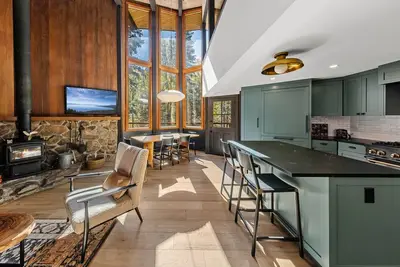 Image de Birchwood - Remodeled 3 Br- Wood Fireplace- Private Hot Tub- Ski Shuttle