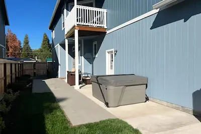 Image de Gorgeous home with main room king bed, 4 person hot tub & Ev charger