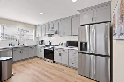 Image de Private, Spacious Home minutes away from Ontario Airport with Parking