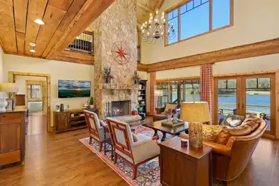 Image de Lakefront home in 100 acre community/mountain views, shopping & dining all close