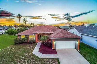 Image de Canal-front dog-friendly home with private dock, canal views, patio, W\/D, Ac