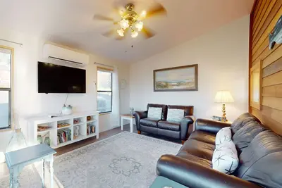 Image de Ocean view retreat with nautical interior, pinball machine, grill, games, & Ac
