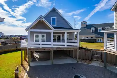 Image de Oak Island Cottage: Pet Friendly, Semi-Oceanfront, Hot Tub and Community Pool!