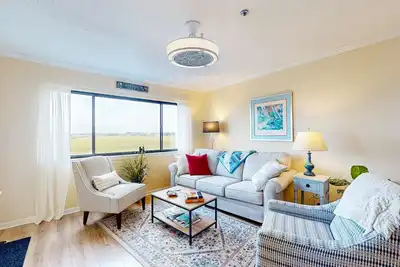 Image de Marsh-view condo with on-site pool, tennis, & private balcony