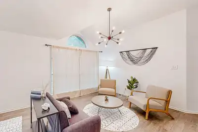 Image de Beautiful dog-friendly home with fireplace, large yard, hammock, W\/D, and Ac