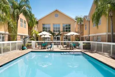 Your Relaxing Getaway Awaits! 2 Spacious Units, Free Breakfast, Full Kitchen!