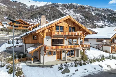 Image de Chalet de luxe avec piscine face à la montagne