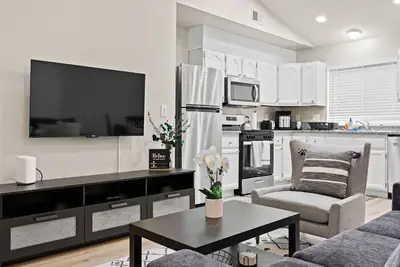 Image de Prime Location, Cozy Comfort: 3br in Sacramento