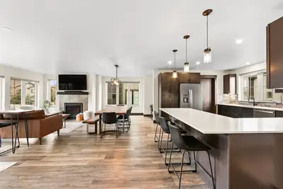 Image de Beautiful Open Floor Plan, Private Balcony with Hot Tub and Mountain Views!