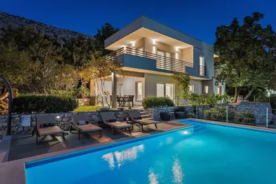 Image de 4 bedrooms, 4 bathrooms, heated 33 sqm Swimming pool, Softub Whirpool, Playground, distant sea views and spectacular sunsets above town Split