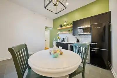Image de Historic Downtown Luxury - Walk to Waterfront