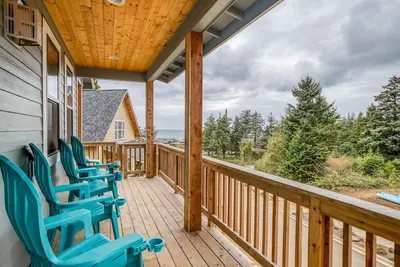 Image de New Home has Two Suites, Ev Charger, Ping-Pong, Games, Hot Tub!