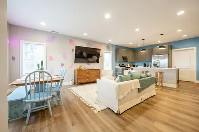 Image de Charming Bloomington Retreat 4br/Townhouse/Pet-Friendly! Book Now & Save!