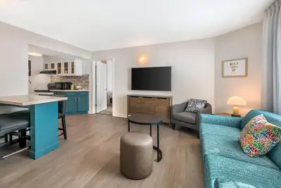 Image de Convenient 2br Suite with Full Kitchen, Pool, Close To Disney's Boardwalk!