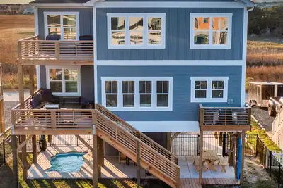 Image de Brand New! Pool-Canal-Boat Dock-Walk to the Beach!
