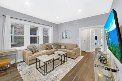 Image de Spacious Haven \/ 8-Min to Chicago \/ Sleeps 10
