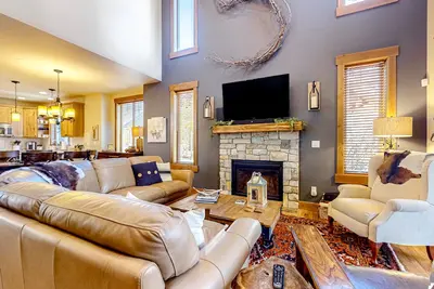 Image de Mountain-view home with firepit, patio, grill, Ping-Pong table, fireplace, W/D