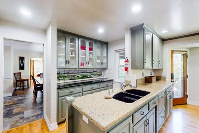 Image de Serene retreat with pool, hot tub, basketball court, wood fireplace, & gas grill